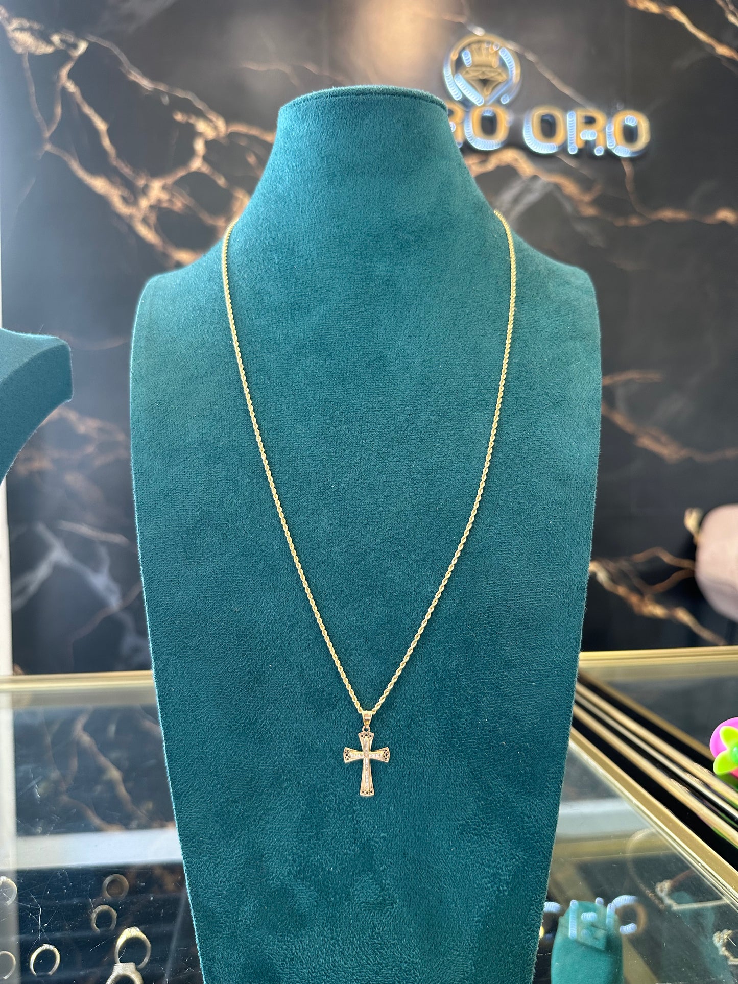 Cadena con medalla de cruz