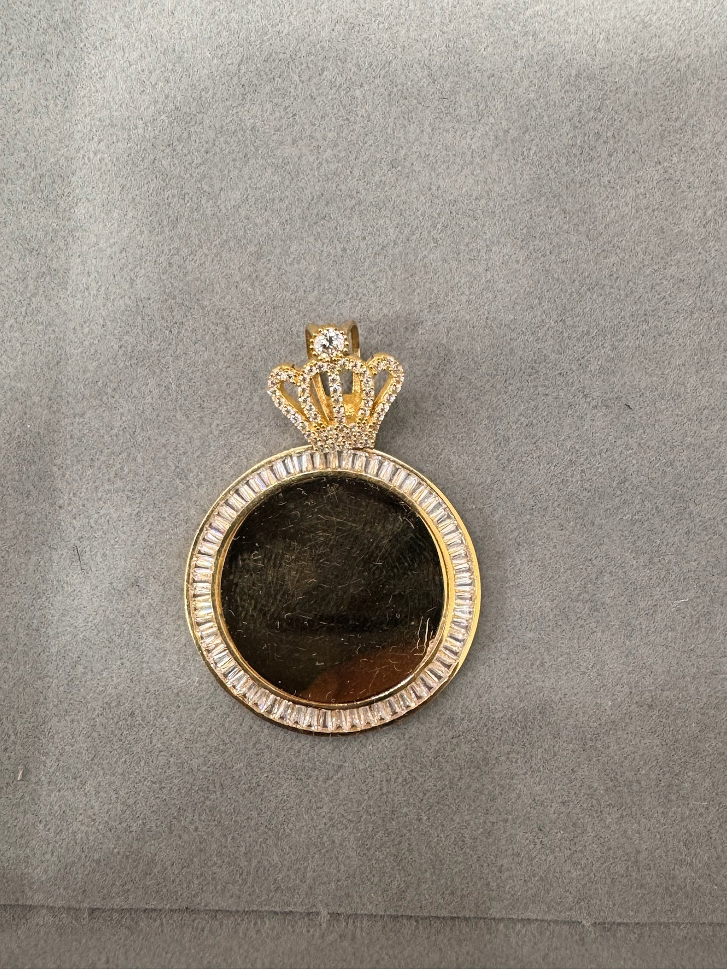 Portafotos redondo con corona 18 kt